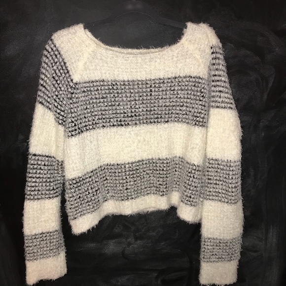 fuzzy cropped sweater - Picture 2 of 4